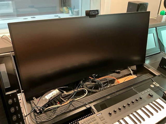 Studiotafel met audio apparatuur - afbeelding 18 van  18