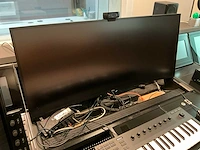 Studiotafel met audio apparatuur - afbeelding 18 van  18