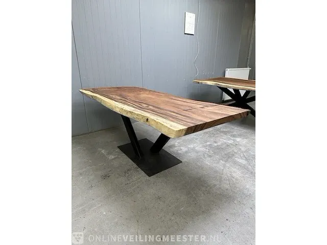 Suar boomstam eettafel op stalen onderstel, 2023 - afbeelding 1 van  7