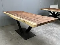 Suar boomstam eettafel op stalen onderstel, 2023 - afbeelding 1 van  7