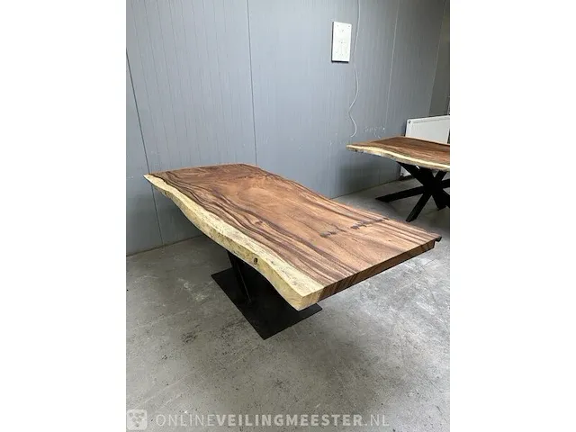 Suar boomstam eettafel op stalen onderstel, 2023 - afbeelding 3 van  7