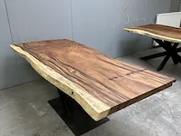 Suar boomstam eettafel op stalen onderstel, 2023 - afbeelding 3 van  7
