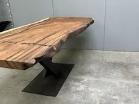 Suar boomstam eettafel op stalen onderstel, 2023 - afbeelding 4 van  7