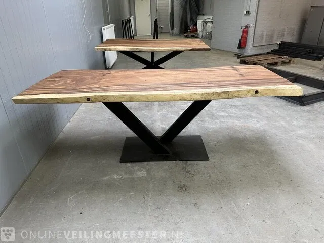 Suar boomstam eettafel op stalen onderstel, 2023 - afbeelding 5 van  7