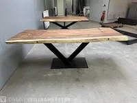 Suar boomstam eettafel op stalen onderstel, 2023 - afbeelding 5 van  7