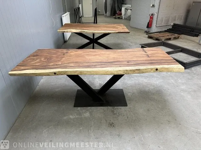 Suar boomstam eettafel op stalen onderstel, 2023 - afbeelding 6 van  7
