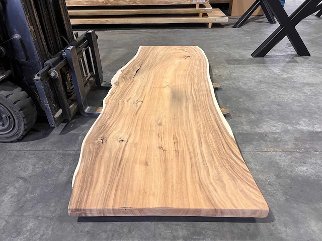 Suar boomstam tafelblad 260 cm. - afbeelding 1 van  3