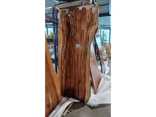 Suar walnut wood eettafel buiten/binnen epoxy 240x100 cm, sanderz, 2025 - afbeelding 1 van  1