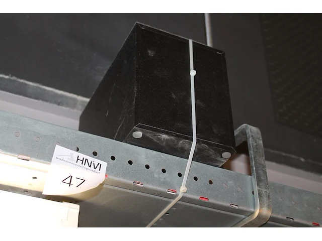 Subwoofer edifier met twee speakers. let op! dienen door uzelf verwijderd te worden op circa 3 m hoogte. - afbeelding 2 van  2