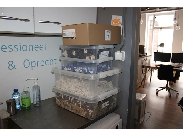 Suikersticks, zoetjes en creamersticks in kunststof bakken en doos. - afbeelding 1 van  2