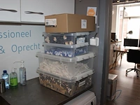 Suikersticks, zoetjes en creamersticks in kunststof bakken en doos. - afbeelding 1 van  2