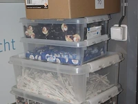Suikersticks, zoetjes en creamersticks in kunststof bakken en doos. - afbeelding 2 van  2