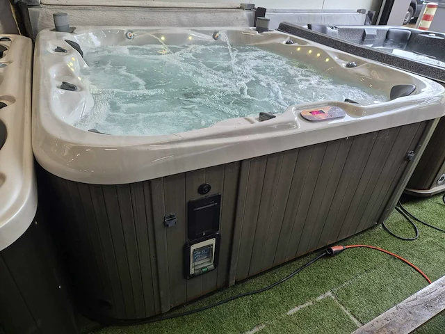 Sunbelt 5 persoons amerikaanse jacuzzi jacuzzi en buitenspa - afbeelding 7 van  16