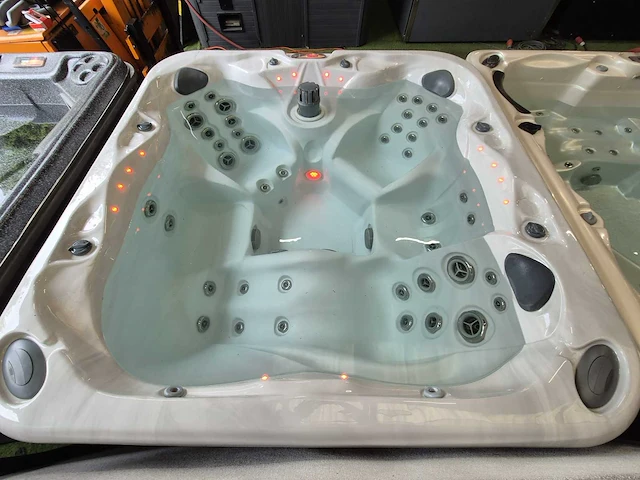 Sunbelt 5 persoons amerikaanse jacuzzi jacuzzi en buitenspa - afbeelding 1 van  16