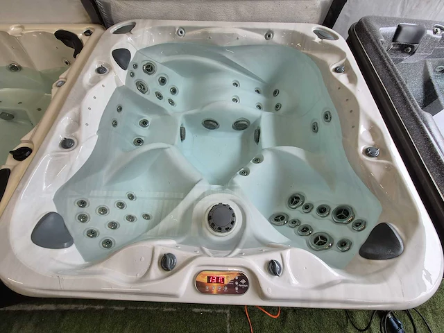 Sunbelt 5 persoons amerikaanse jacuzzi jacuzzi en buitenspa - afbeelding 9 van  16