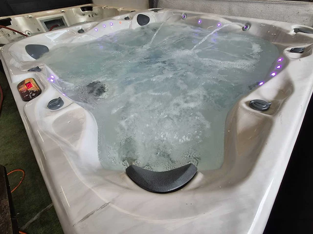 Sunbelt 5 persoons amerikaanse jacuzzi jacuzzi en buitenspa - afbeelding 12 van  16
