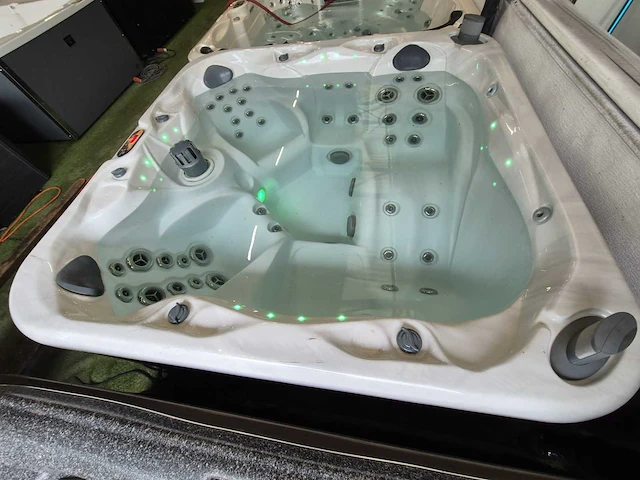 Sunbelt 5 persoons amerikaanse jacuzzi jacuzzi en buitenspa - afbeelding 15 van  16