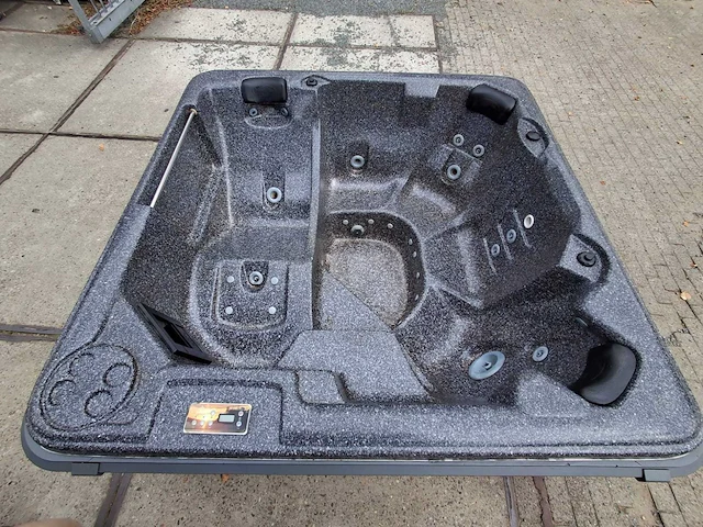 Sunbelt 5 persoons jacuzzi en buitenspa - afbeelding 1 van  29