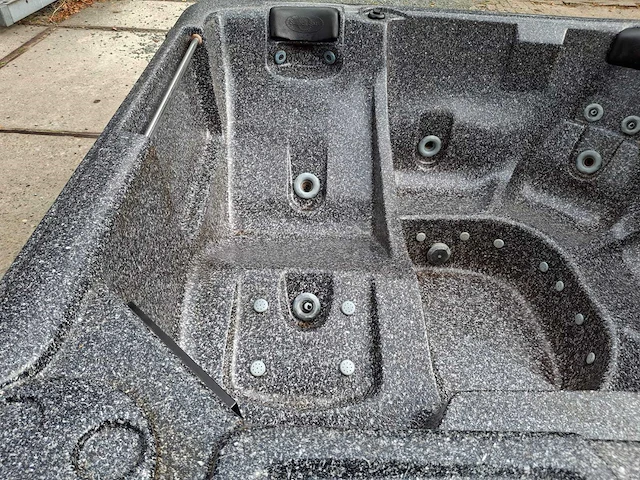 Sunbelt 5 persoons jacuzzi en buitenspa - afbeelding 15 van  29