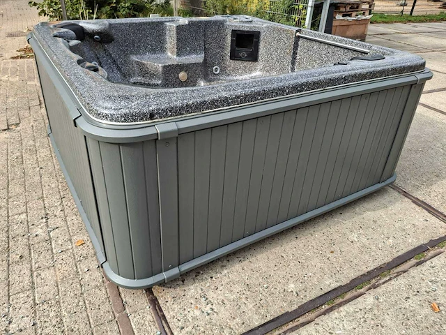 Sunbelt 5 persoons jacuzzi en buitenspa - afbeelding 17 van  29