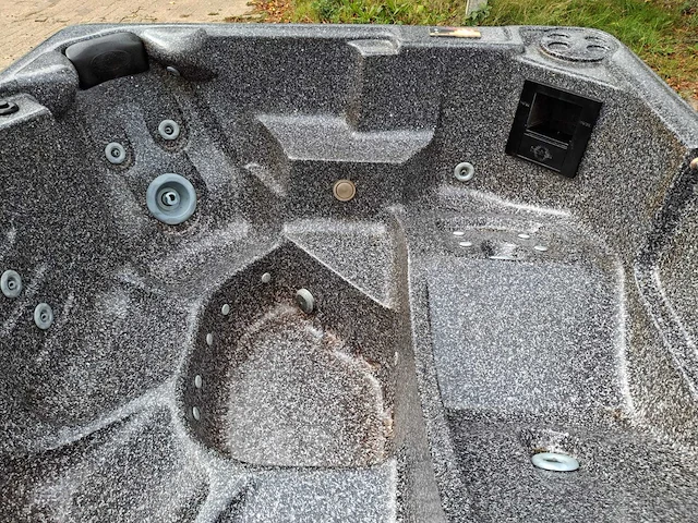 Sunbelt 5 persoons jacuzzi en buitenspa - afbeelding 29 van  29