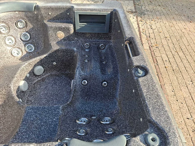 Sunbelt 5 persoons jacuzzi en buitenspa - afbeelding 5 van  27
