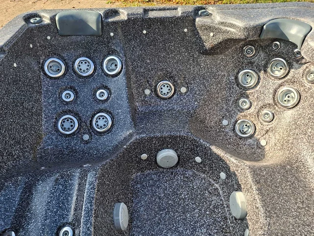 Sunbelt 5 persoons jacuzzi en buitenspa - afbeelding 9 van  27