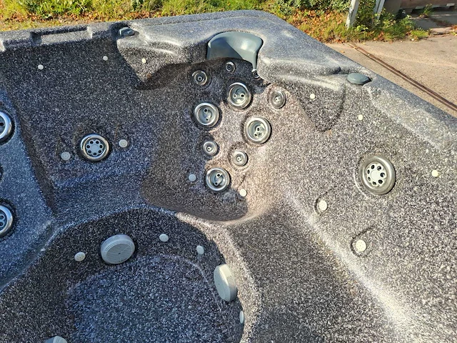 Sunbelt 5 persoons jacuzzi en buitenspa - afbeelding 11 van  27