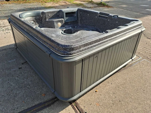 Sunbelt 5 persoons jacuzzi en buitenspa - afbeelding 15 van  27