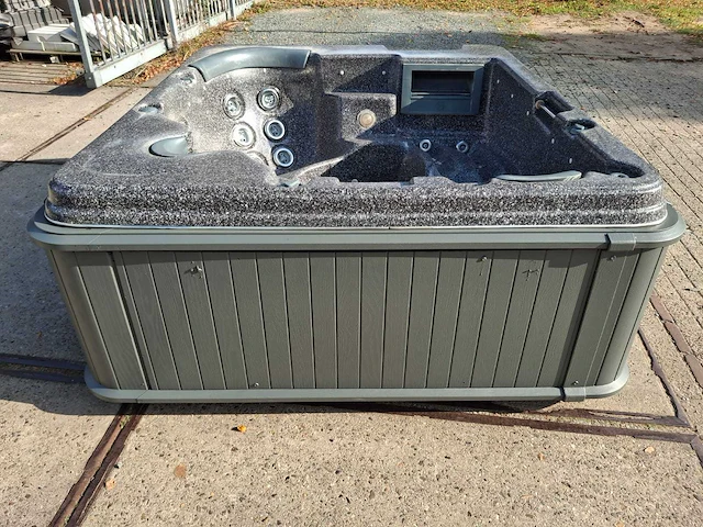 Sunbelt 5 persoons jacuzzi en buitenspa - afbeelding 16 van  27