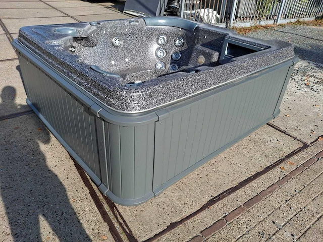 Sunbelt 5 persoons jacuzzi en buitenspa - afbeelding 17 van  27