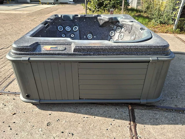 Sunbelt 5 persoons jacuzzi en buitenspa - afbeelding 20 van  27