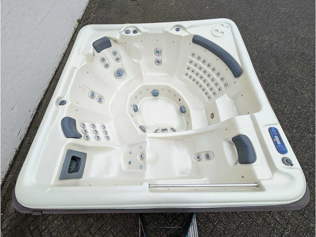 Sunbelt 7 persoons amerikaans balboa jacuzzi en buitenspa - afbeelding 6 van  13