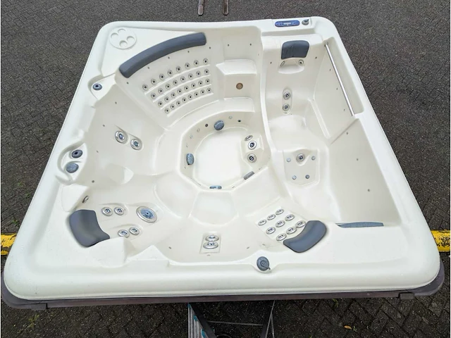Sunbelt 7 persoons amerikaans balboa jacuzzi en buitenspa - afbeelding 1 van  13