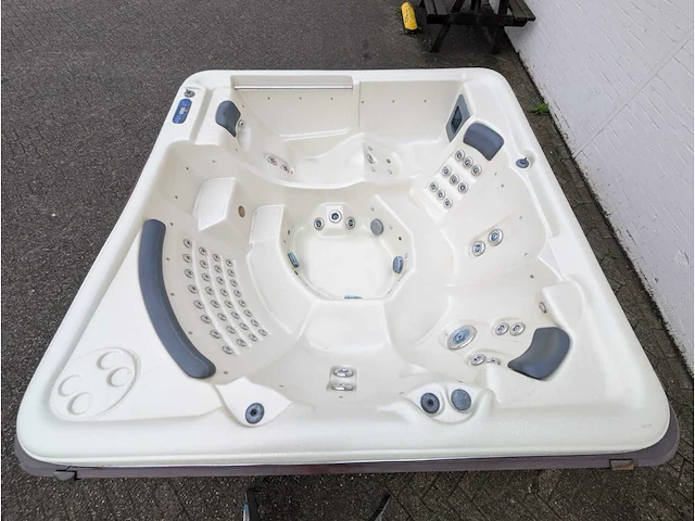 Sunbelt 7 persoons amerikaans balboa jacuzzi en buitenspa - afbeelding 8 van  13