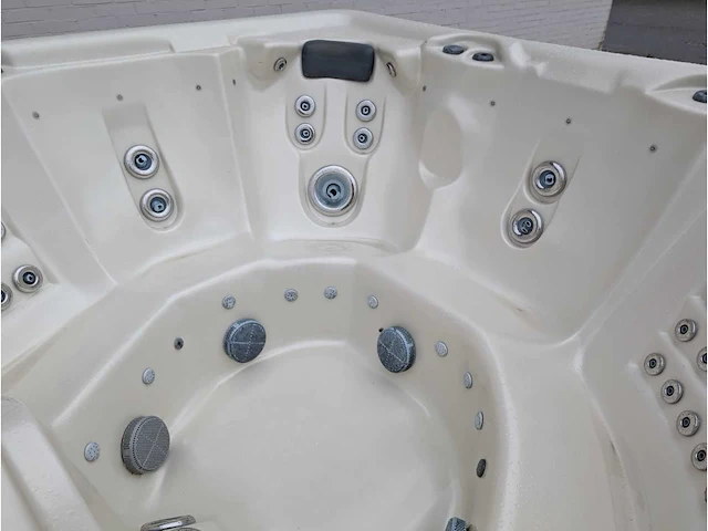 Sunbelt 7 persoons amerikaans balboa jacuzzi en buitenspa - afbeelding 9 van  13