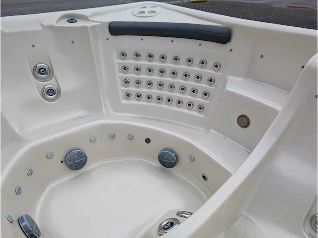Sunbelt 7 persoons amerikaans balboa jacuzzi en buitenspa - afbeelding 12 van  13
