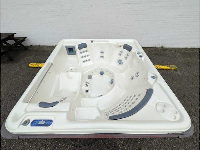 Sunbelt 7 persoons amerikaans balboa jacuzzi en buitenspa - afbeelding 3 van  13