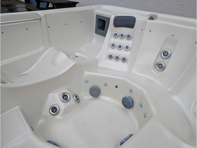 Sunbelt 7 persoons amerikaans balboa jacuzzi en buitenspa - afbeelding 7 van  13