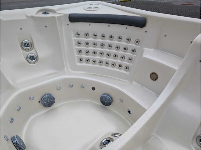Sunbelt 7 persoons amerikaans balboa jacuzzi en buitenspa - afbeelding 8 van  13