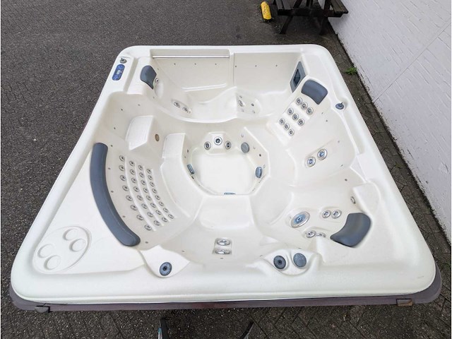 Sunbelt 7 persoons amerikaans balboa jacuzzi en buitenspa - afbeelding 8 van  13