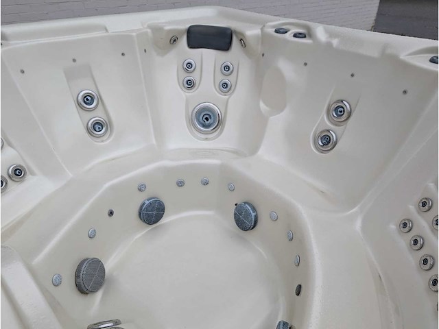 Sunbelt 7 persoons amerikaans balboa jacuzzi en buitenspa - afbeelding 9 van  13