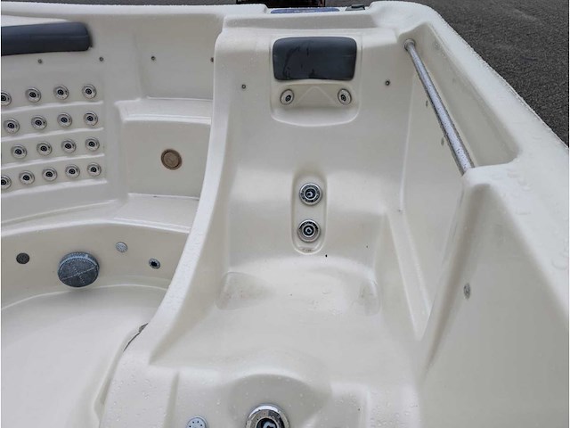Sunbelt 7 persoons amerikaans balboa jacuzzi en buitenspa - afbeelding 10 van  13