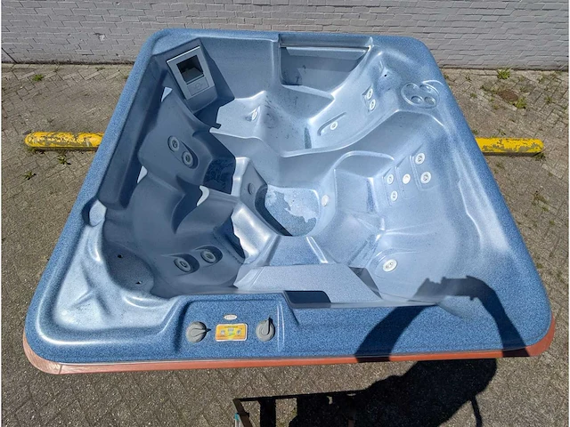 Sunbelt balboa 5 persoons amerikaans jacuzzi en buitenspa - afbeelding 1 van  12