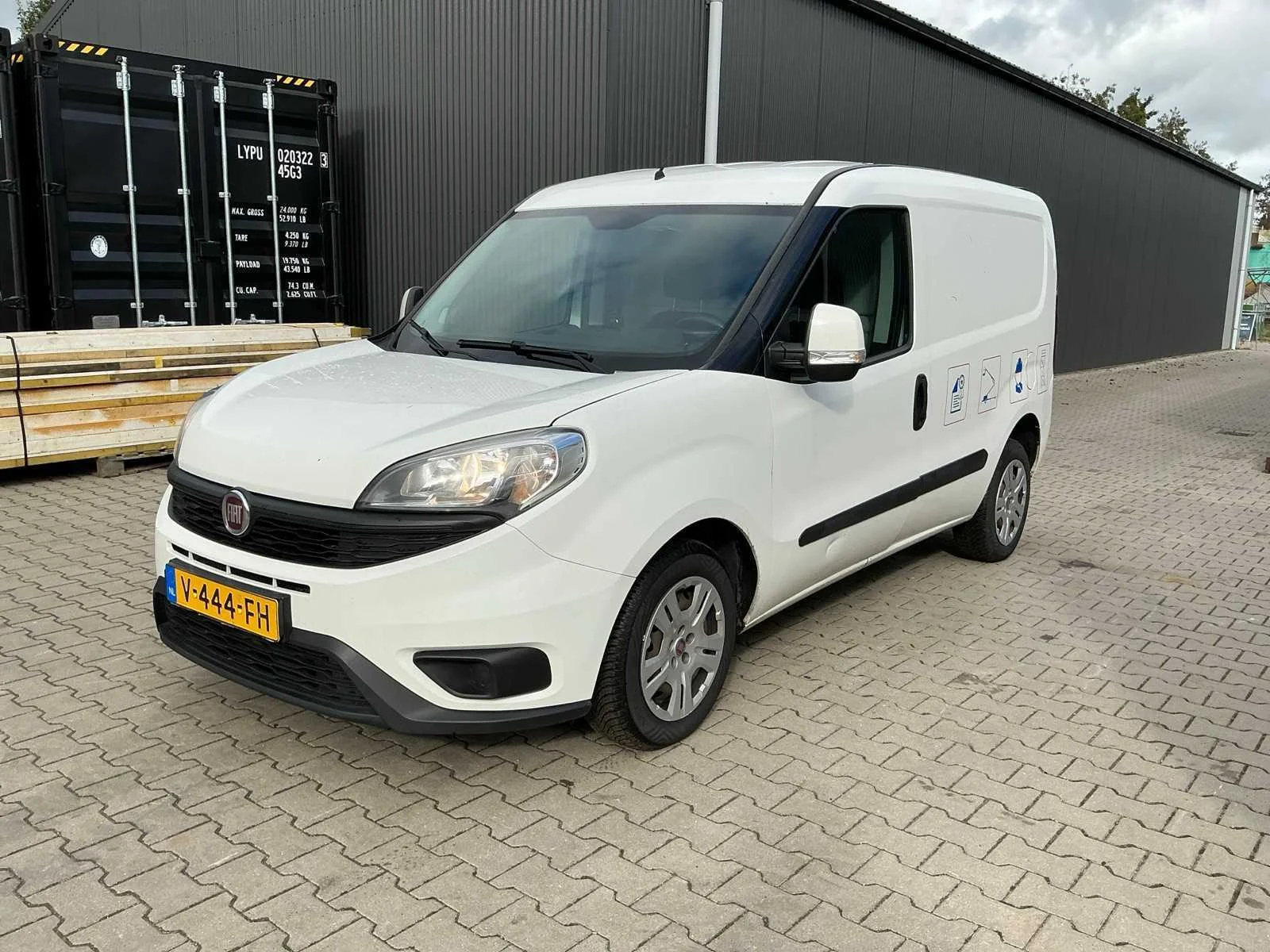 Surplus ex rental: voertuigen, opslagcontainers en shelters, aanbouwdelen en gereedschappen