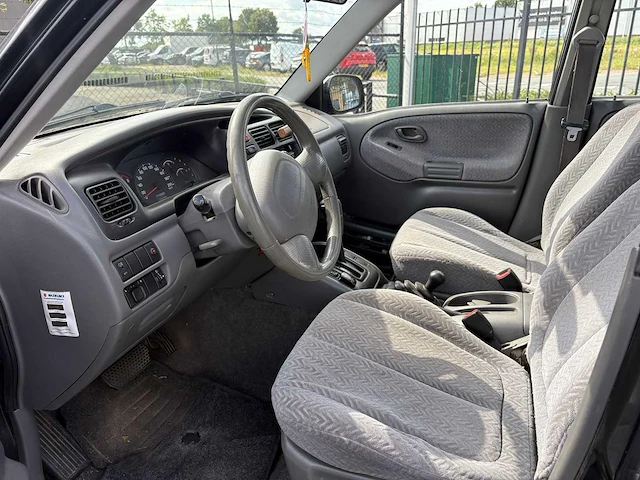 Suzuki - 2001 - grand vitara - 2.5 v6 4x4 - personenauto - afbeelding 7 van  15