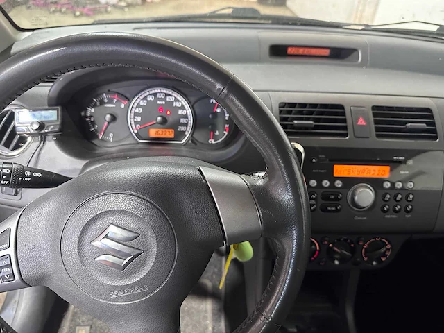 Suzuki - swift - 1.3 shogun - 79-xx-vg - afbeelding 2 van  21