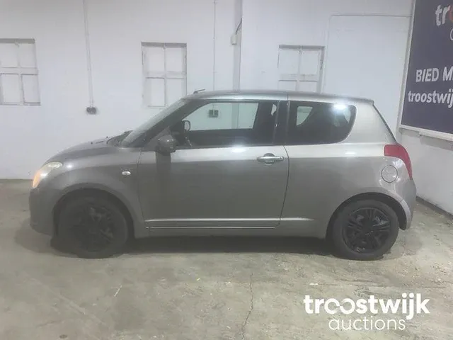 Suzuki swift 1.5 gls, 4-xzs-05 - afbeelding 2 van  16