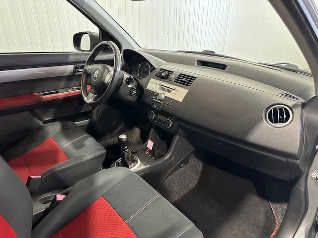 Suzuki swift 1.6 sport 83-jgd-1 - afbeelding 2 van  22