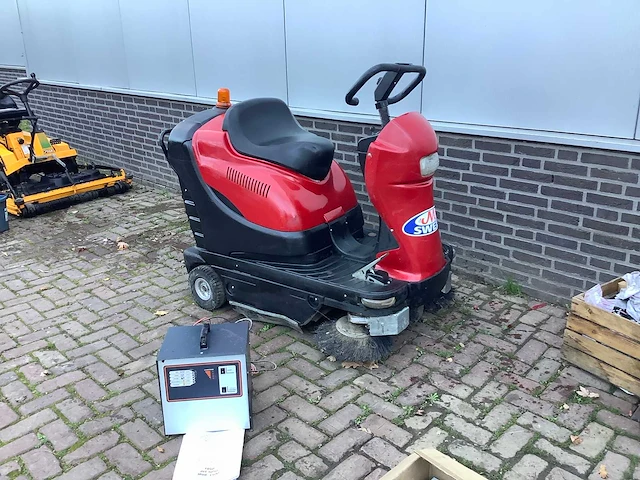 Sweep model 1100 zelfrijdende veegmachine - afbeelding 1 van  8